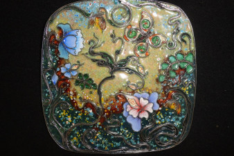 Тарелка «Благоухание». Медь, нейзильбер, перегородчатая эмаль, 2014 год.